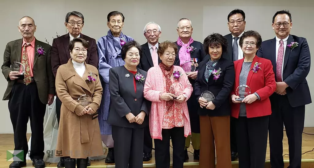 이민 신구세대 문학작품  한 곳에