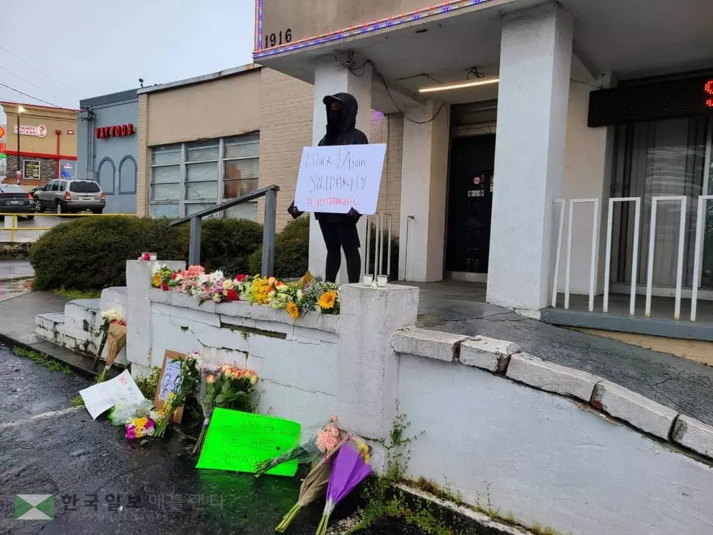 '총격 참사' 빗속 추모의 발길…"미안하다는 말밖엔…"