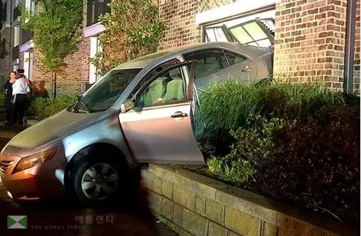 13세 소녀, 엄마 차 몰려다 아파트에 '꽝'