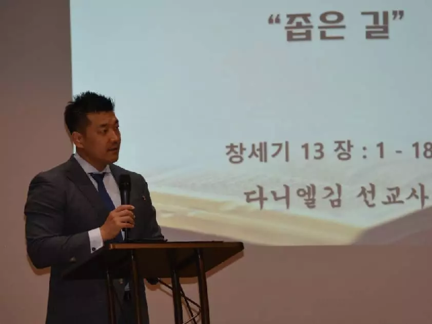 "좁은 길은 짐을 버려야 갈 수 있어"