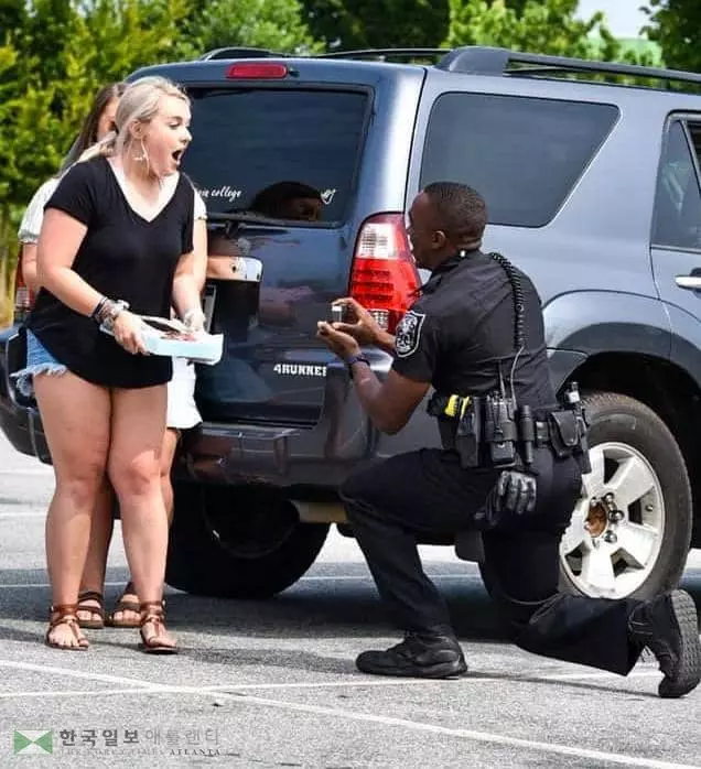 불심검문 위장 경관의 이색 청혼