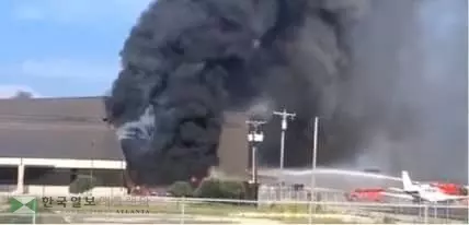 소형비행기 이륙 중 추락…10명 사망