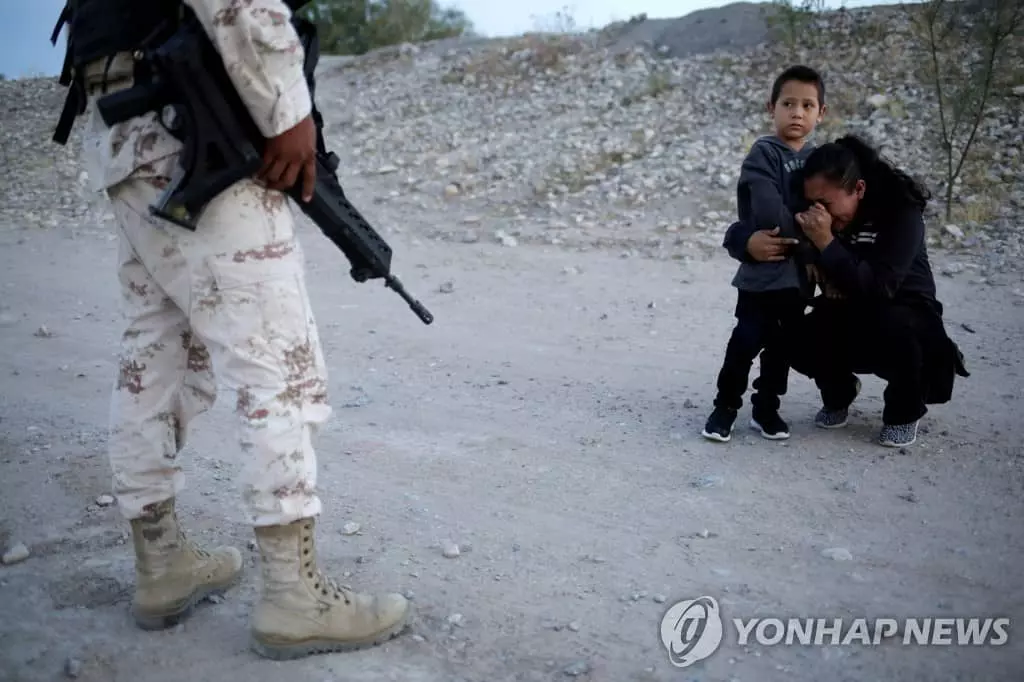 "국경 넘게 해주세요" 눈물의 모자 사진 반향