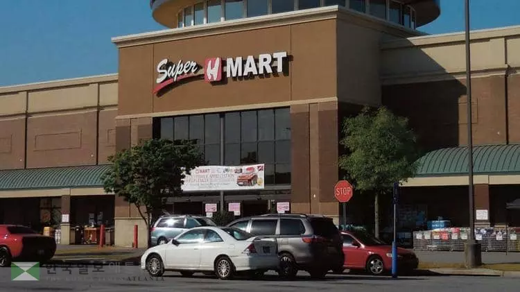 대형 참치 해체쇼에 무료 생수까지