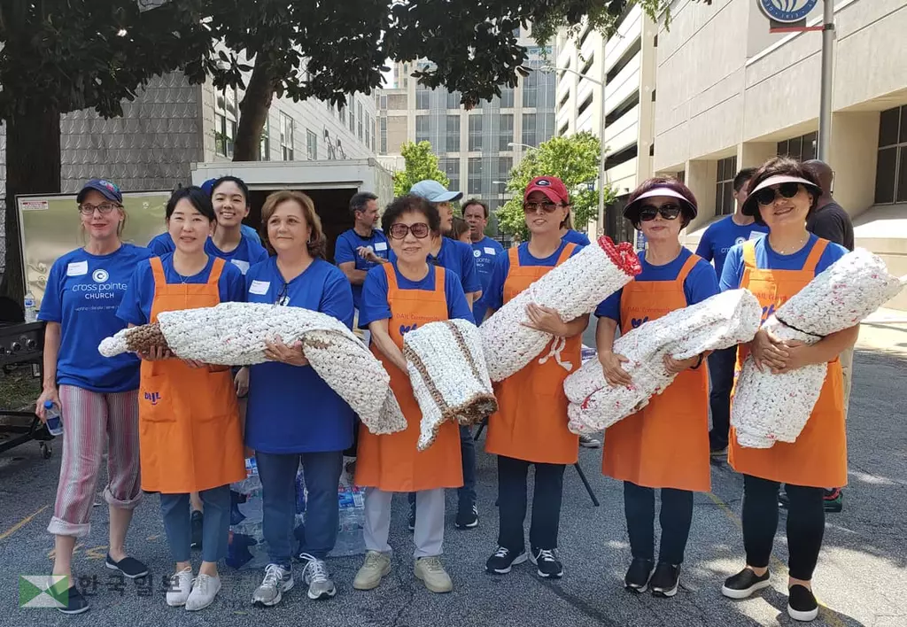 폐비닐로 매트 만들어 노숙자에 선물