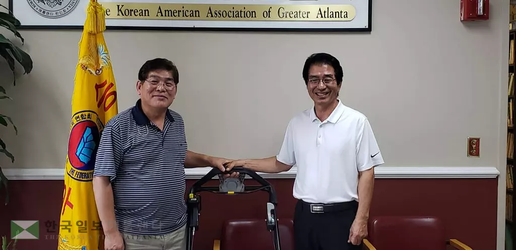 한인회에 '잔디깎이 기계' 선뜻 기부