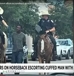 '충격' 흑인 묶어 끌고가는 말 탄 백인 경찰