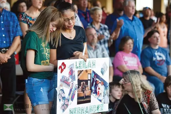 잔인한 8월... 총기난사로 50여명 희생