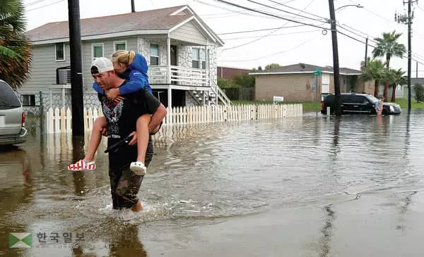 폭우로 물에 잠긴 텍사스  동남부