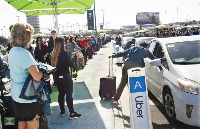 LA 공항 도착 여행객들 ‘우버 타기’전쟁