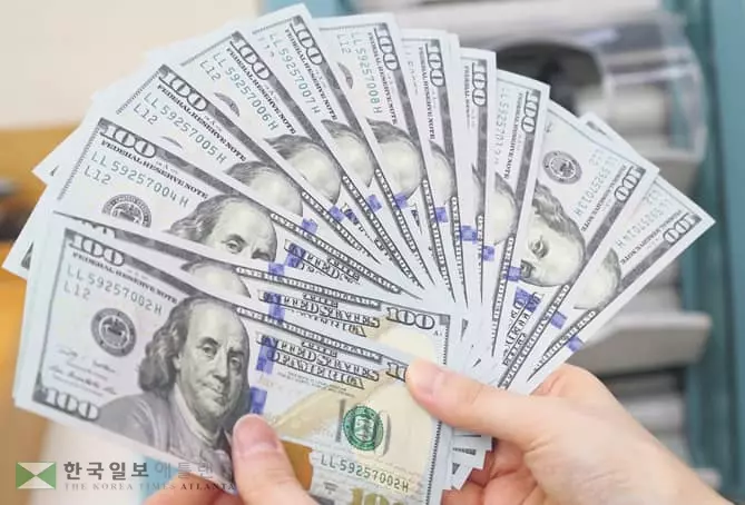 카드가 대세라지만 100달러 지폐 선호 여전