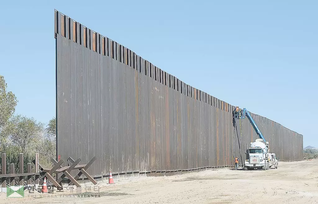 미·멕시코 새‘국경 장벽’뚫렸다