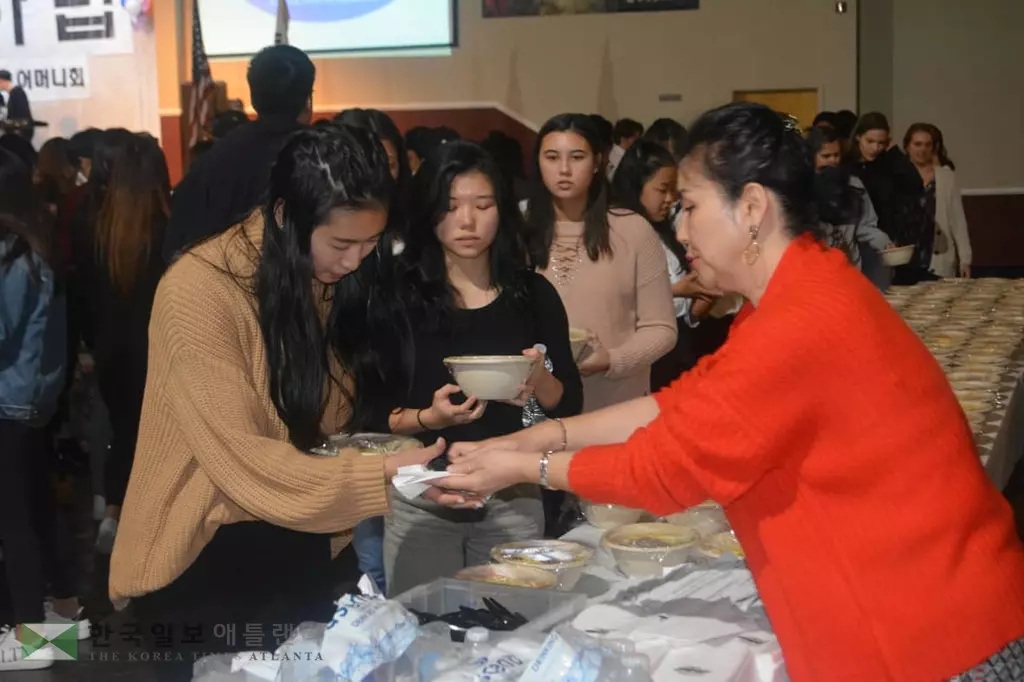 "엄마밥도 맛보고, 공연도 즐기고"