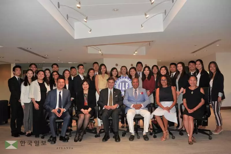 "백악관 인턴에 지원하세요"