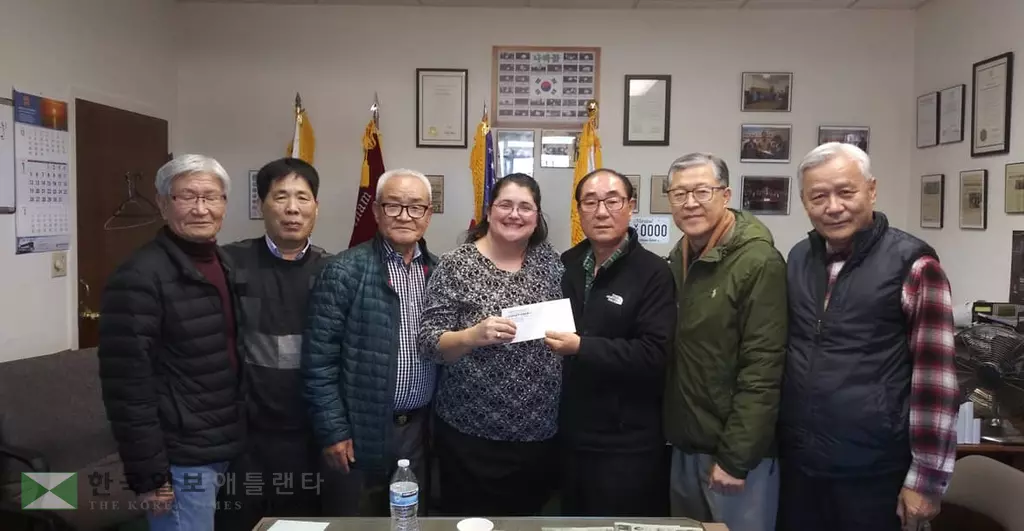 <사진> 자라 카린섁 후보 월남전 유공자회 방문