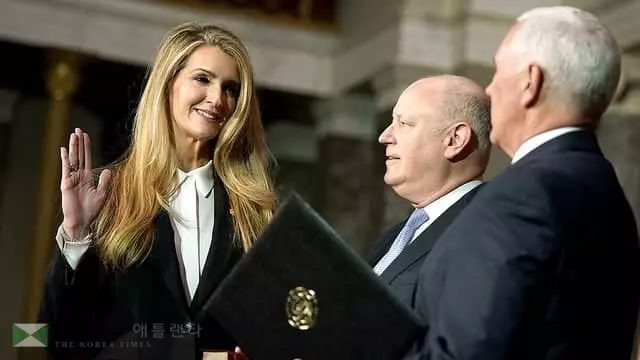 <사진> 켈리 로플러 연방상원의원 선서로 취임