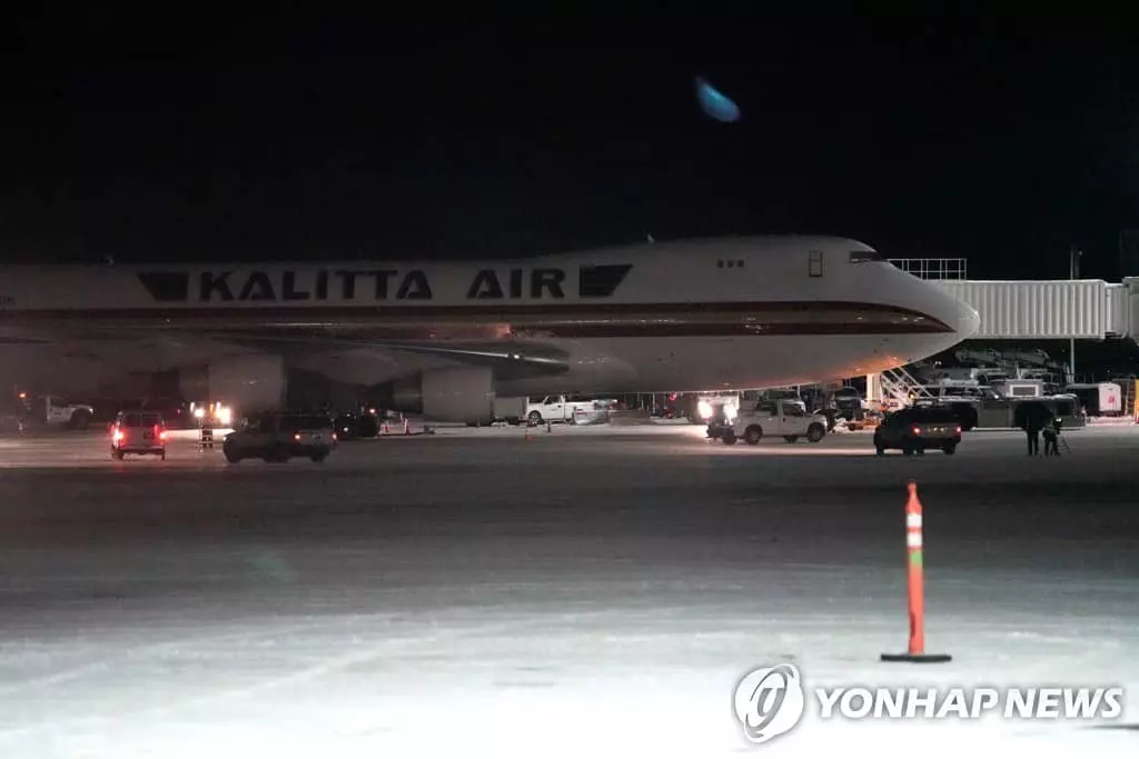 '우한 철수' 미국인 200명 귀국…캘리포니아 공군기지 창고 격리