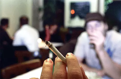 ‘흡연자 입사금지 vs 개인 사생활 침해’