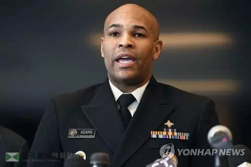 미 보건 책임자 "마스크 잘못 쓰면 코로나 더 쉽게 걸린다"