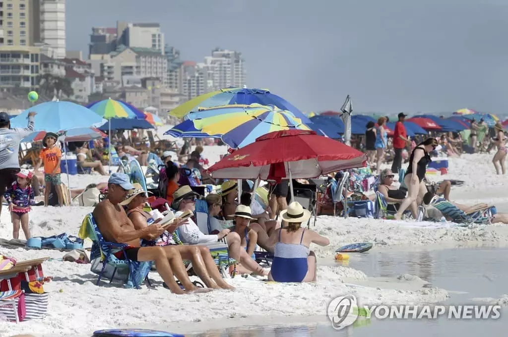 여전히 북적이는 플로리다 해변… ‘사회적 거리두기’ 무색