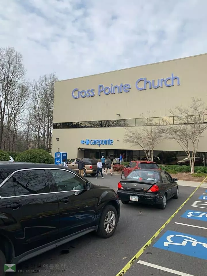 <사진> 크로스 포인트 교회 이웃에 식료품 전달