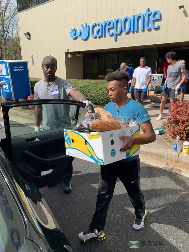 <사진> 크로스 포인트 교회 이웃에 식료품 전달