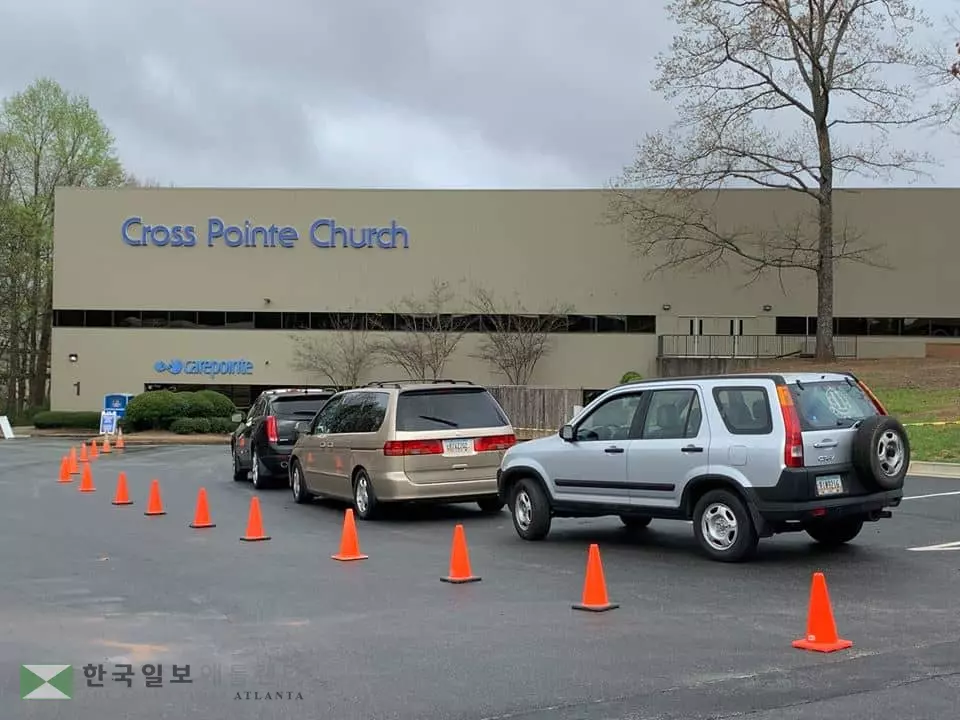 <사진> 크로스 포인트 교회 이웃에 식료품 전달