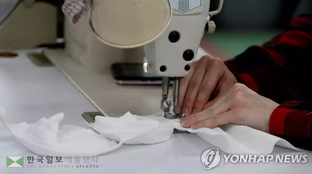 코로나19에 미국 섬유·의류업체들도 마스크 제작 나서