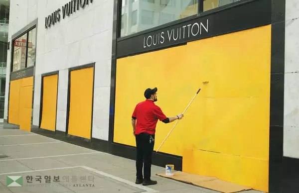 문 닫은 명품샵들 아예 널판지로…