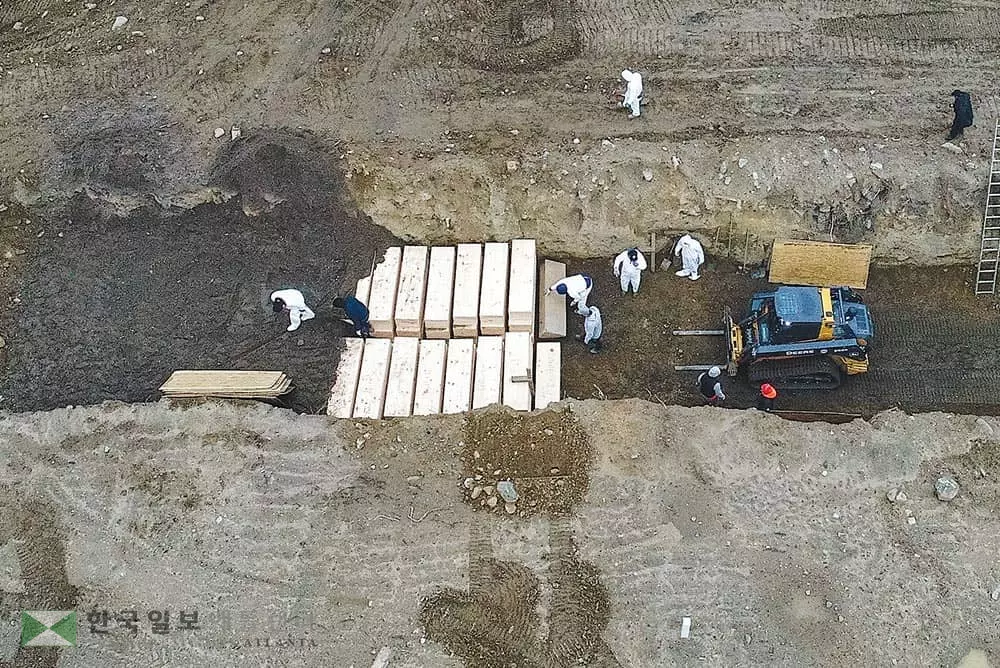 참혹한 뉴욕…‘묘지섬’에 집단 매장까지
