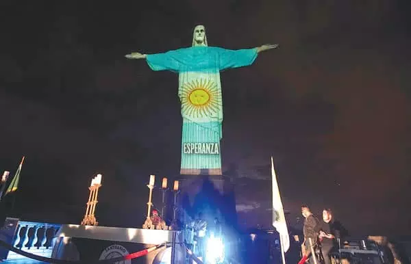 부활절 거대 예수상에 비친 국기들