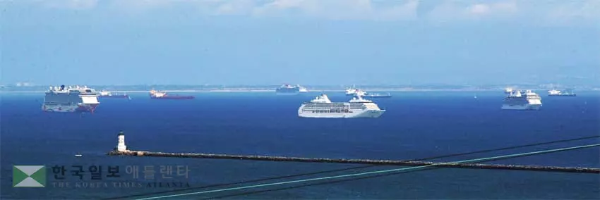 크루즈선들,  LA항 앞바다에  줄줄이
