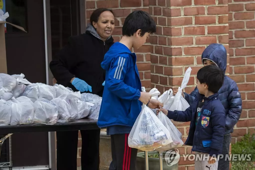 코로나19 학교 무료급식 받아 온라인서 되판 얌체 어른