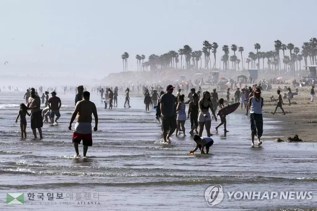 서부 봄 더위로 해변에 수만 명 인파…보건당국 긴장