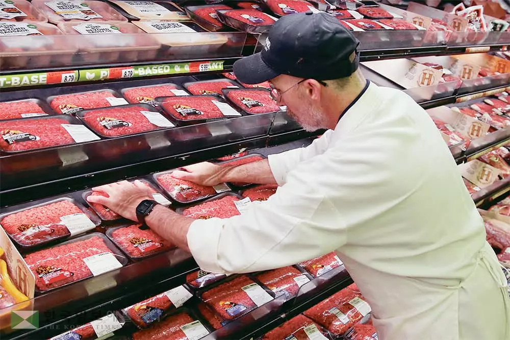 트럼프, 감염 온상 육류공장 재가동 명령