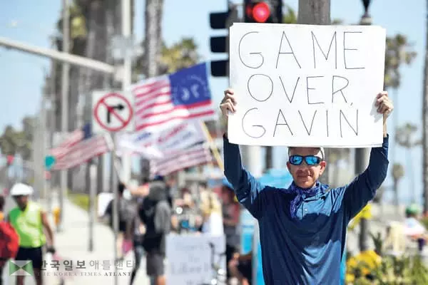 OC 해변 폐쇄 싸고 곳곳 마찰
