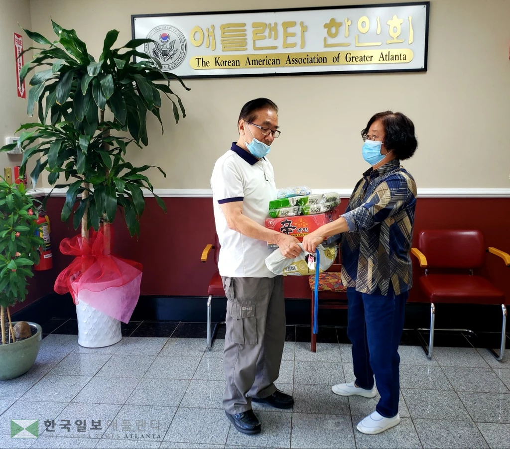 서류미비자, 유학생, 싱글맘 등에 구호품 전달