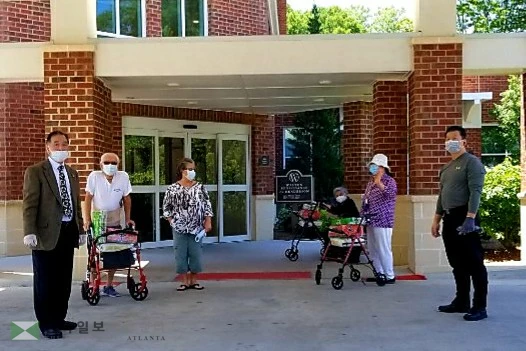 서류미비자, 유학생, 싱글맘 등에 구호품 전달