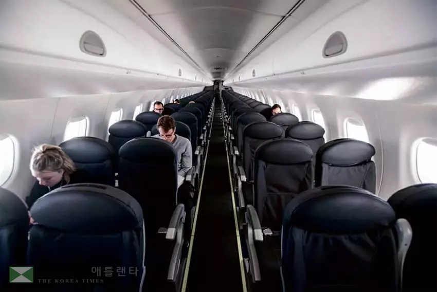 텅 빈 항공기 왜 띄우나? “살기 위해서”