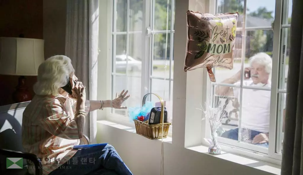 코로나19로 창문 너머 전화로 노래불러주는 80대 노모