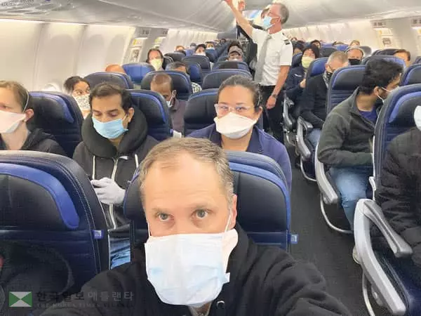 코로나 아랑곳…‘꽉 채운 항공기’