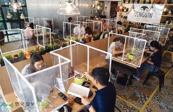 가족만 한 식탁에…테이블 사이 가림막…