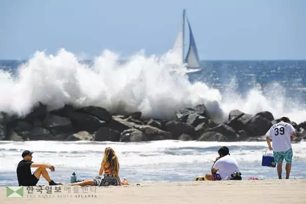 다시 오픈한 LA 비치…거리두기 꼭 지켜야