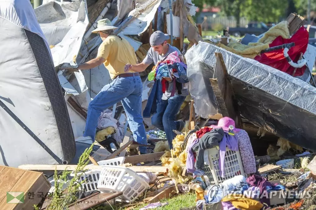 토네이도 피해 속 소지품 챙기는 미국 시민