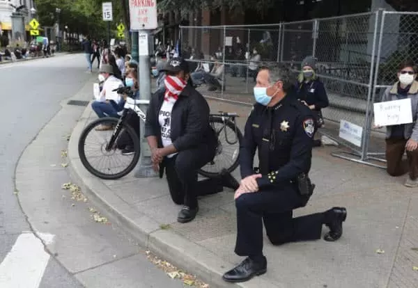 흑인사망 시위에 경찰관들도 무릎 꿇고 동참…"예상 못한 일"