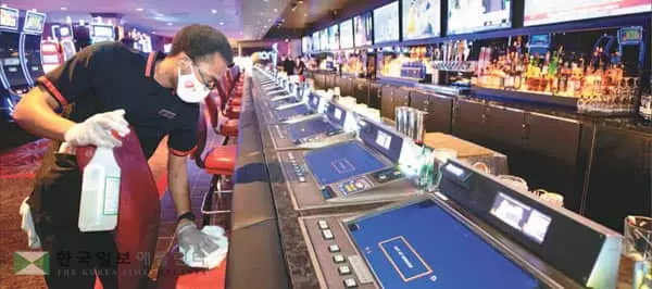 라스베가스에 다시 인파…“바닥 지나도 긴터널 남아”