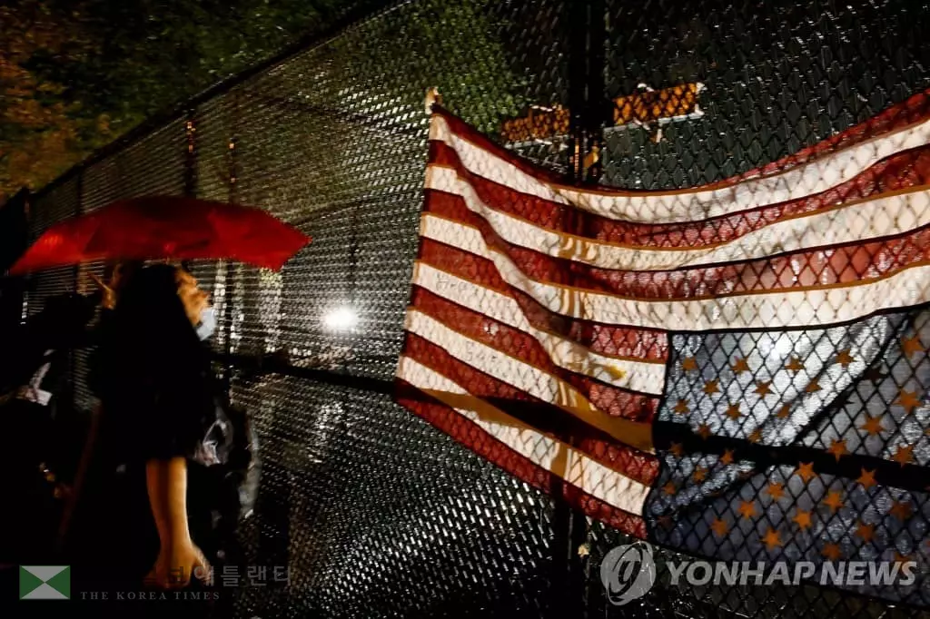 백악관 접근 차단 울타리에 거꾸로 내걸린 성조기