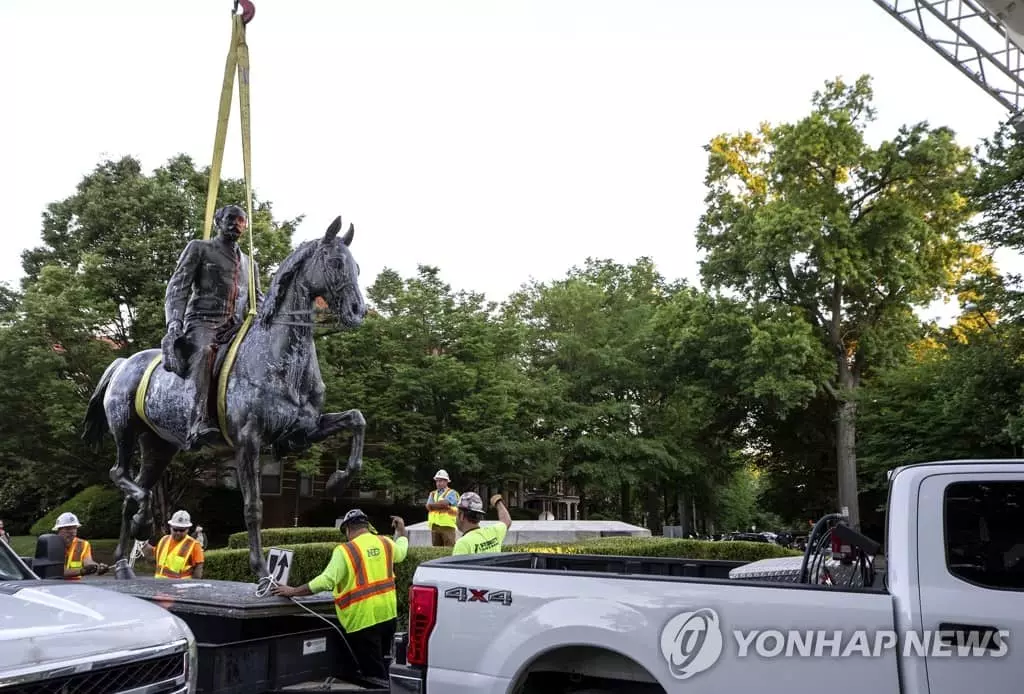 철거되는 미국 켄터키 남군 장교 동상