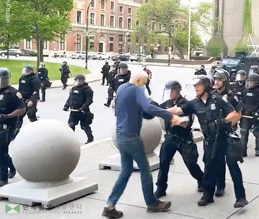 트럼프, 경찰에 다친 노인 음모론 제기했다 역풍