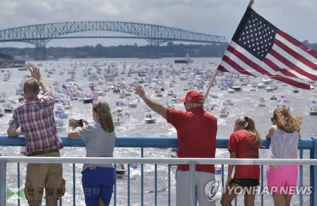 트럼프 74회 생일 축하하는 수백척 보트 행렬
